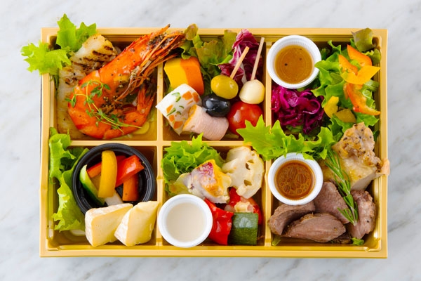 牛モモ肉とペッパーチキンの盛り合わせ(バケット3枚付き)